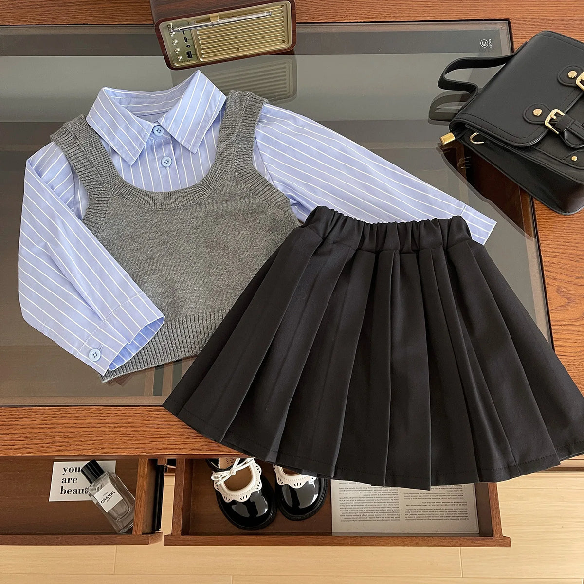 Versión coreana bebé niña primavera y otoño chaleco camisa de rayas azules Falda plisada estilo universitario conjunto de tres piezas