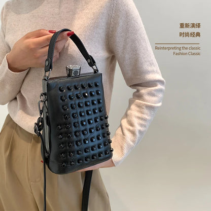Bolso de cuero de diseñador de lujo para mujer, bandolera suave, pequeño, con remaches, estilo Punk, bolsillo para teléfono móvil
