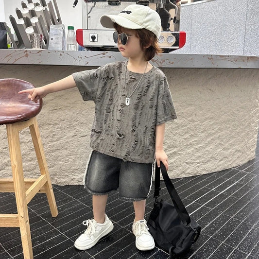 Conjunto de 2 Piezas para Niños, Camiseta Gris de Manga Corta con Agujeros + Pantalones Cortos de Mezclilla, Traje de Verano 2026, Ropa de Moda para Bebés, Ropa Elegante para Niños