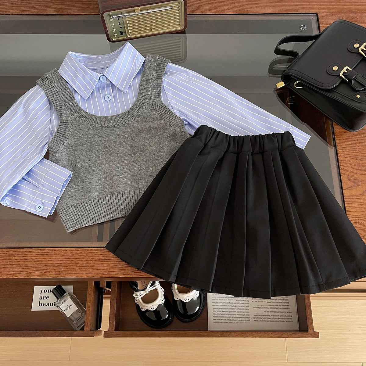 Versión coreana bebé niña primavera y otoño chaleco camisa de rayas azules Falda plisada estilo universitario conjunto de tres piezas