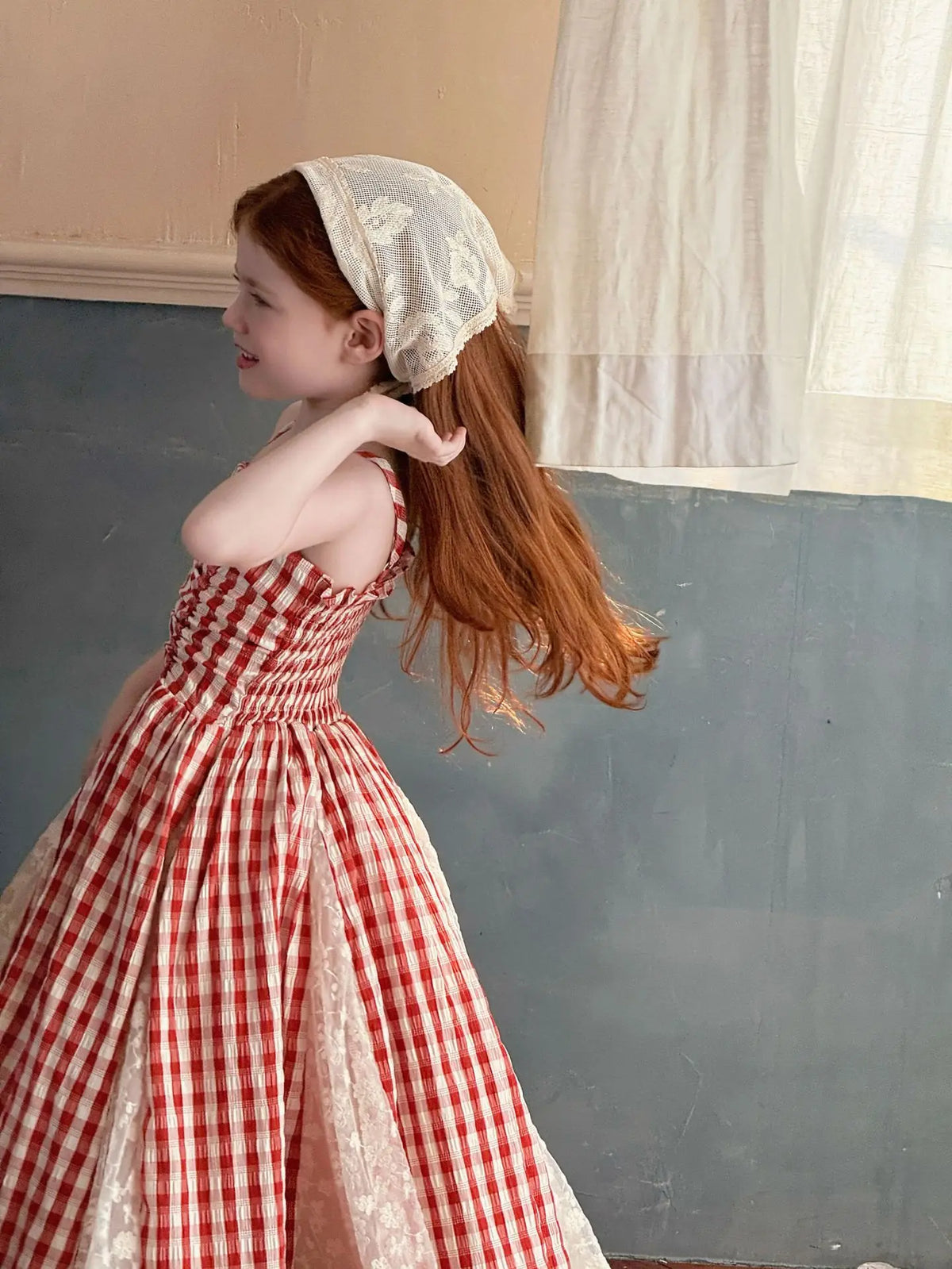 NOVEDAD DE VERANO 2025 vestido largo de hadas para niñas vestido de tirantes de encaje empalmado de encaje a cuadros rojo francés