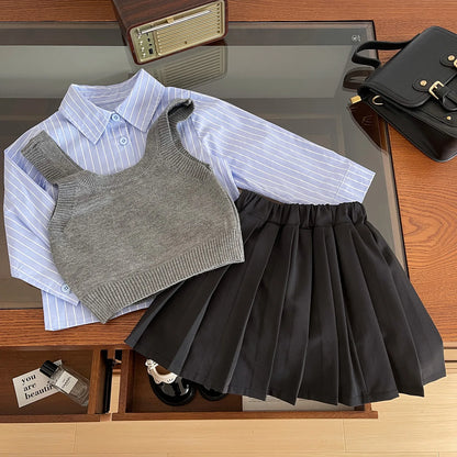 Versión coreana bebé niña primavera y otoño chaleco camisa de rayas azules Falda plisada estilo universitario conjunto de tres piezas