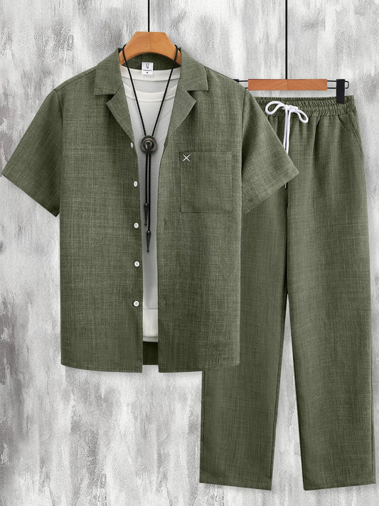Conjunto Minimalista para Hombre con Bordado en Bolsillo, Camisa de Manga Corta Texturizada y Pantalones