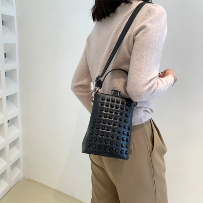 Bolso de cuero de diseñador de lujo para mujer, bandolera suave, pequeño, con remaches, estilo Punk, bolsillo para teléfono móvil