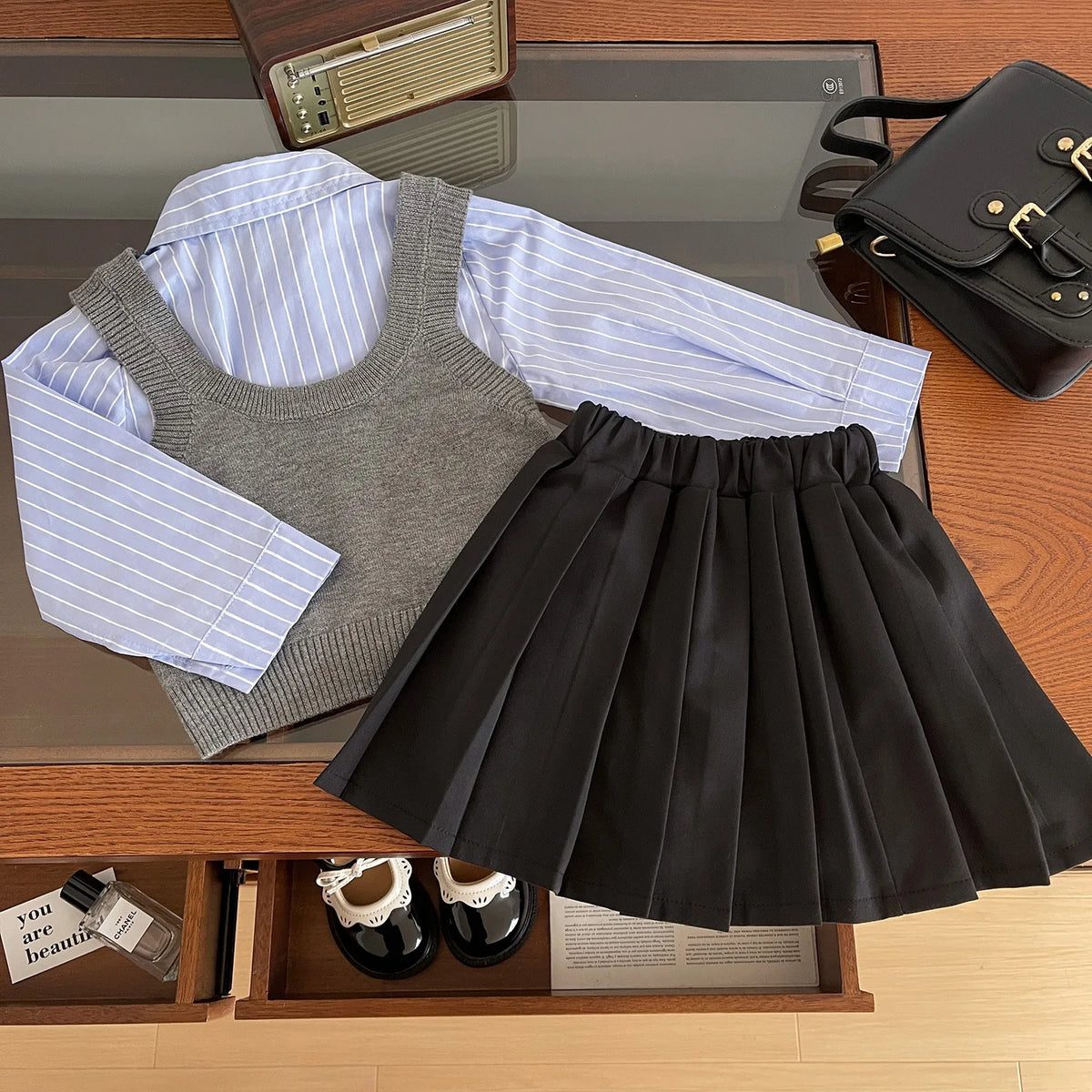 Versión coreana bebé niña primavera y otoño chaleco camisa de rayas azules Falda plisada estilo universitario conjunto de tres piezas