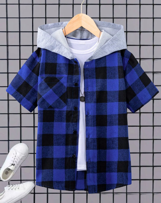 Camisa de manga corta con capucha a cuadros para niño: combinación de colores azul y negro de moda, diseño casual y cómodo.