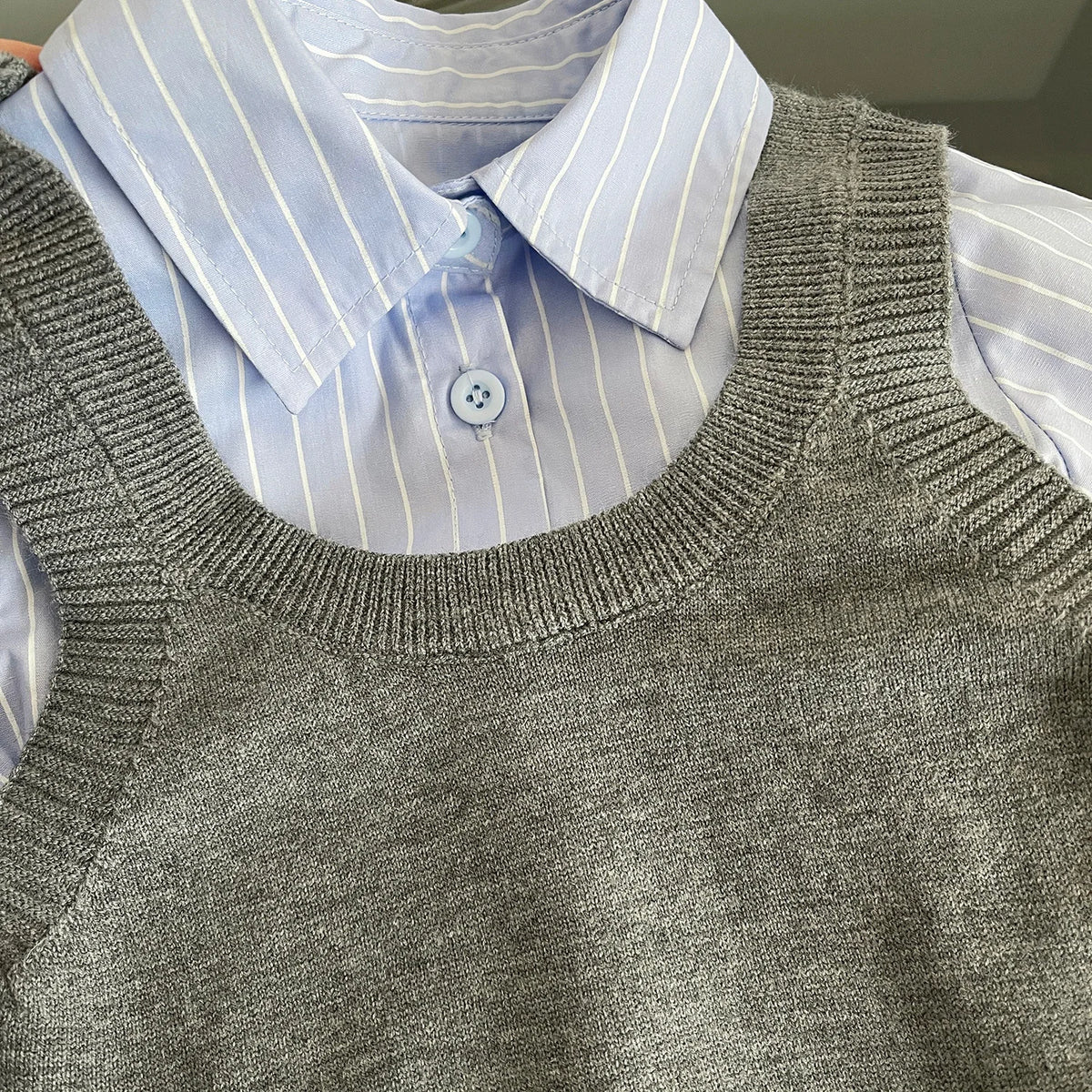 Versión coreana bebé niña primavera y otoño chaleco camisa de rayas azules Falda plisada estilo universitario conjunto de tres piezas