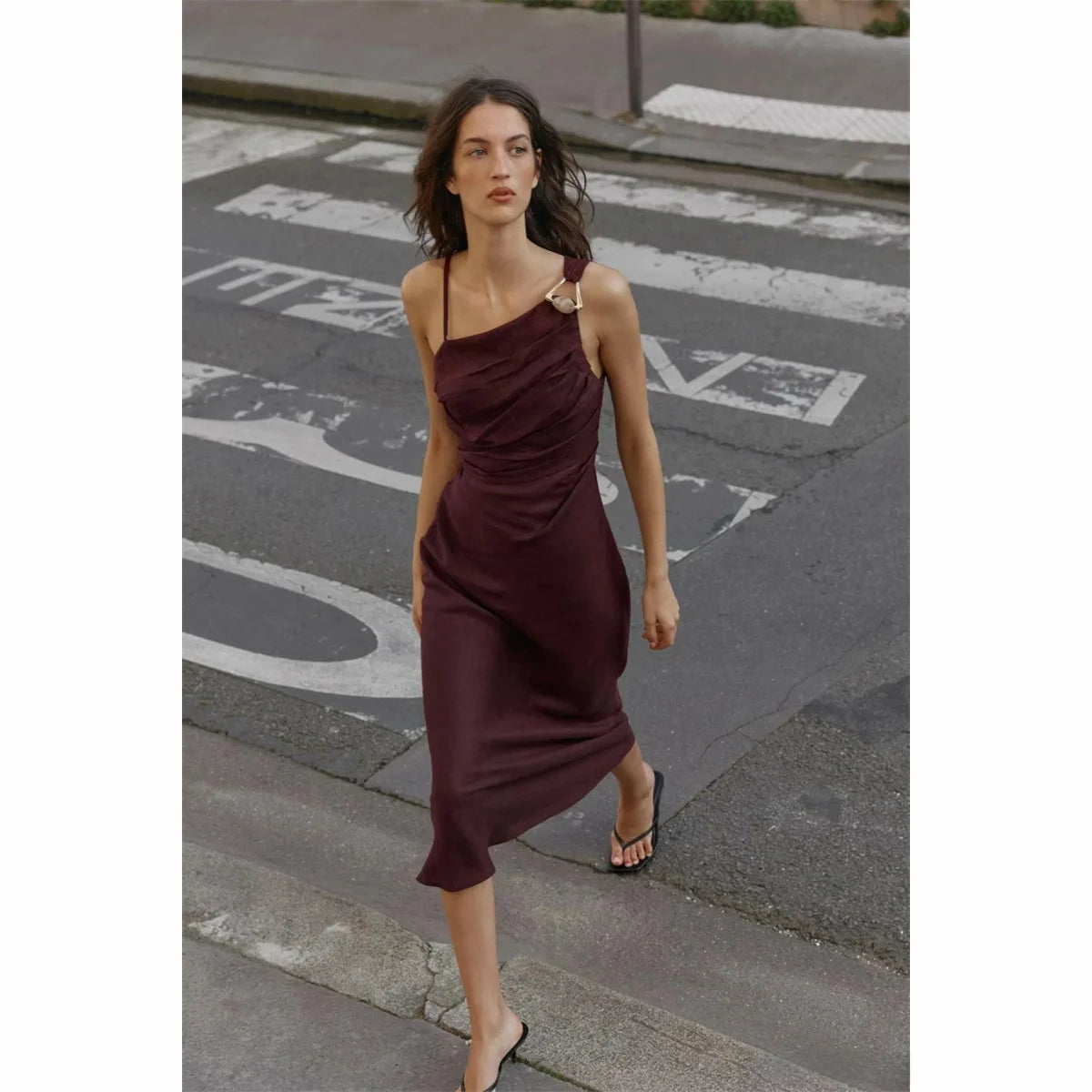 Vestido Midi Elegante para Mujer – Diseño Asimétrico, Tirante Delgado y Estilo Moderno