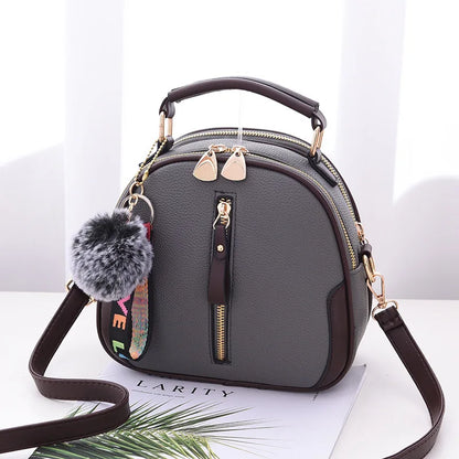 Bolsos pequeños de cuero PU para mujer, bolso de hombro tipo bandolera con diseño de bola de pelo, bolsos de mensajero de lujo a la moda para mujer