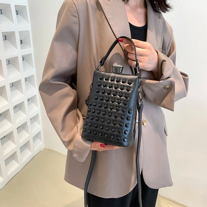 Bolso de cuero de diseñador de lujo para mujer, bandolera suave, pequeño, con remaches, estilo Punk, bolsillo para teléfono móvil