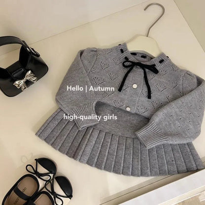 Conjunto para niñas 2025, Otoño Invierno, nuevo suéter gris de punto de manga larga, Falda plisada, conjunto de dos piezas para bebé a la moda