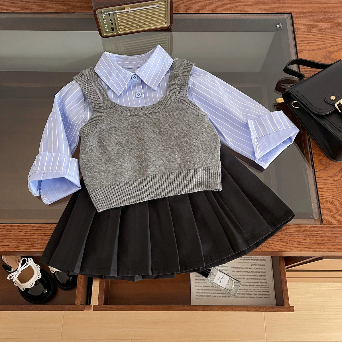 Versión coreana bebé niña primavera y otoño chaleco camisa de rayas azules Falda plisada estilo universitario conjunto de tres piezas