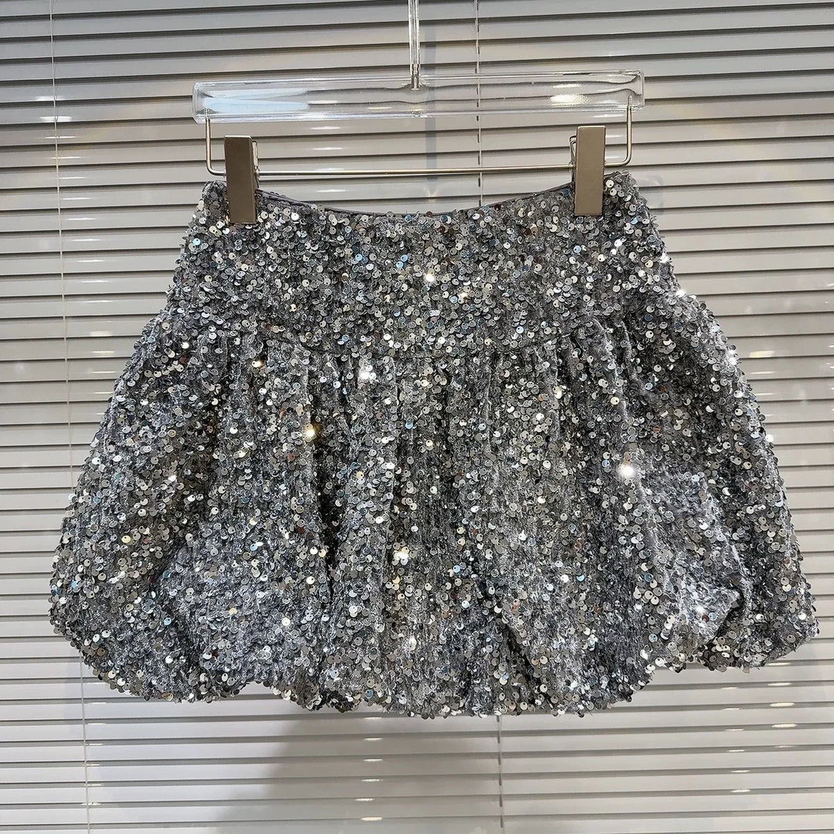Falda corta de lentejuelas para niñas, falda corta de cintura elástica con lentejuelas brillantes y brotes de flores pesadas, primavera 2025
