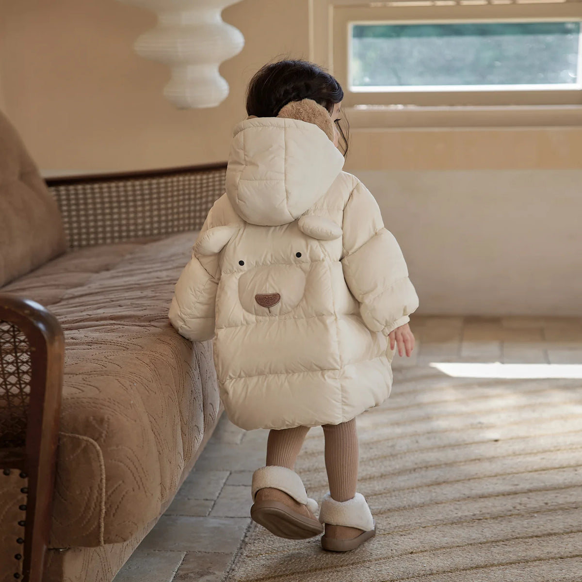 Chaqueta de algodón para bebé, nuevo estilo de invierno 2025 grueso y elegante para niña, bonito abrigo de invierno con dibujos animados para bebé femenino