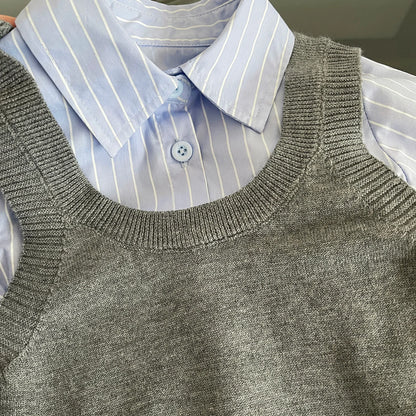 Versión coreana bebé niña primavera y otoño chaleco camisa de rayas azules Falda plisada estilo universitario conjunto de tres piezas