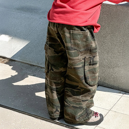 Pantalones coreanos para niños, primavera y otoño, 2025, nuevos pantalones de trabajo de camuflaje para niños, piernas anchas, ropa de abrigo bonita y fresca