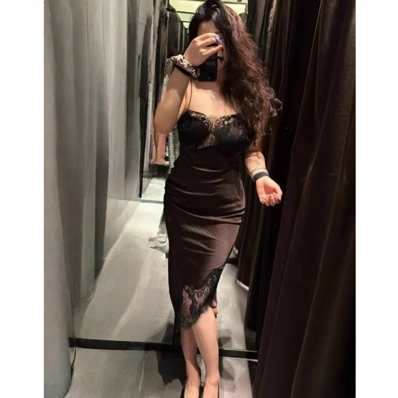 Vestido Asimétrico Satinado para Mujer | Strapless, Detalles de Encaje y Corte Recto Elegante