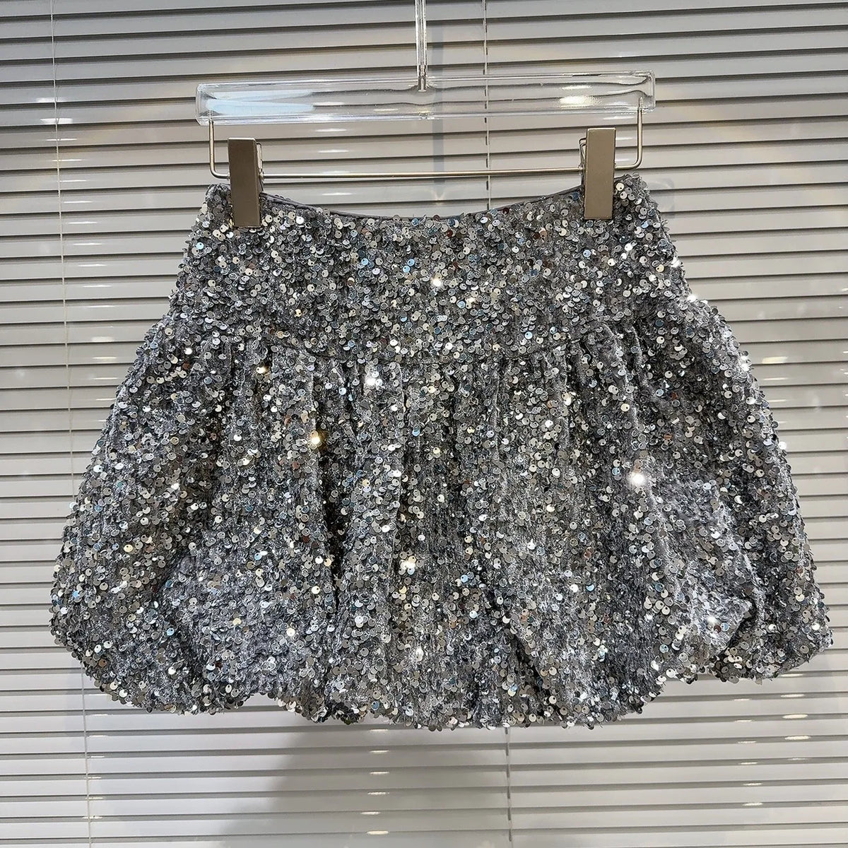 Falda corta de lentejuelas para niñas, falda corta de cintura elástica con lentejuelas brillantes y brotes de flores pesadas, primavera 2025