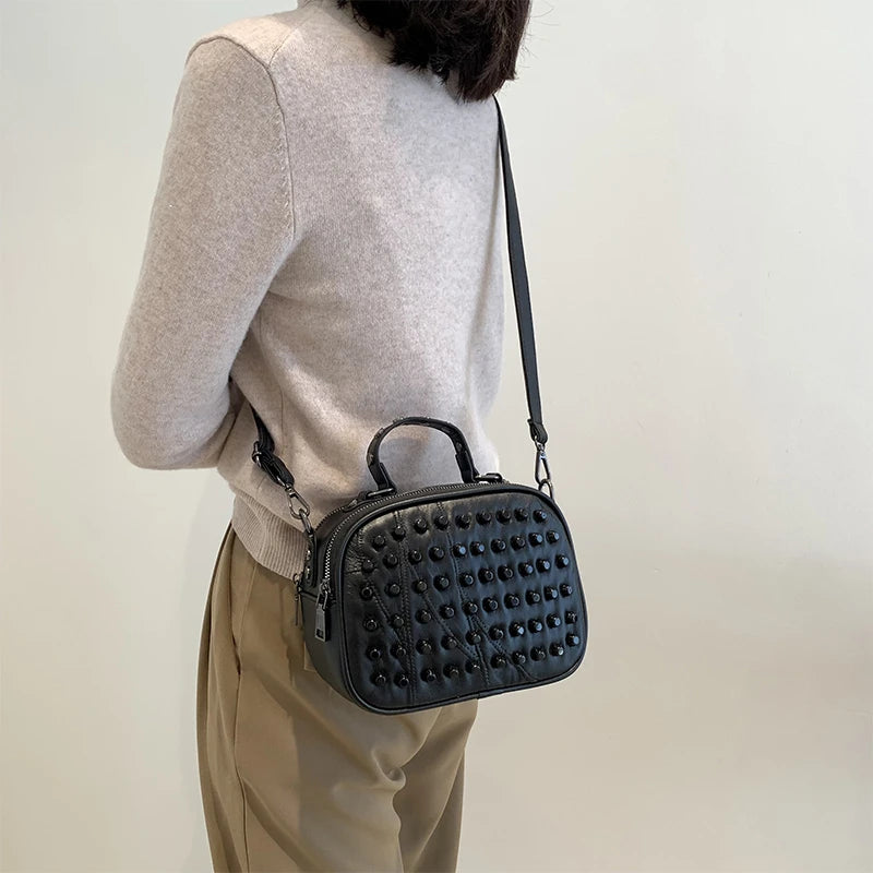 Bolso de cuero de diseñador de lujo para mujer, bandolera suave, pequeño, con remaches, estilo Punk, bolsillo para teléfono móvil