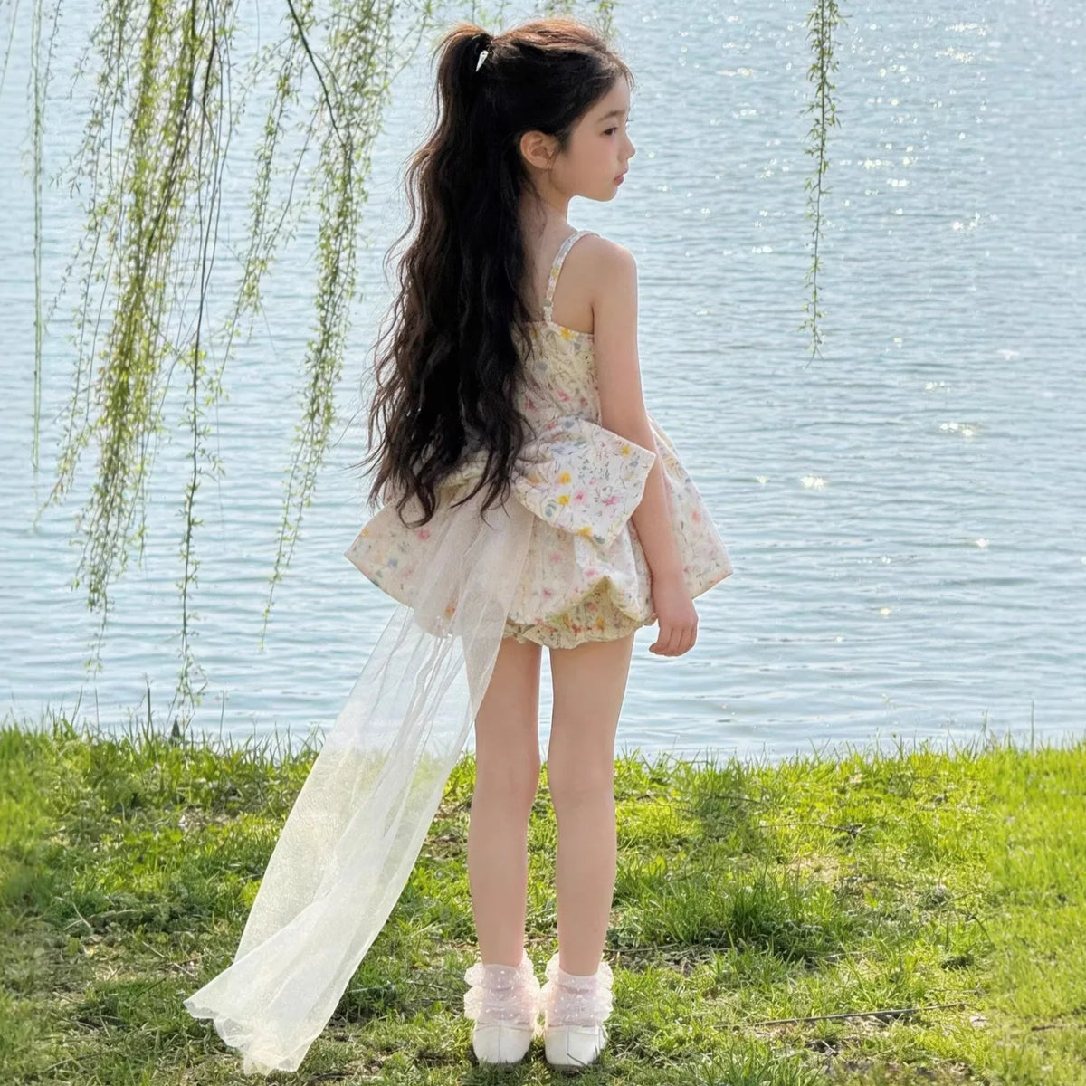 Vestido de tirantes floral para niñas, pantalones cortos con diseño de capullo de flor, vestido de princesa estilo occidental para verano 2026, falda esponjosa con lazo y cola de hilo para niñas