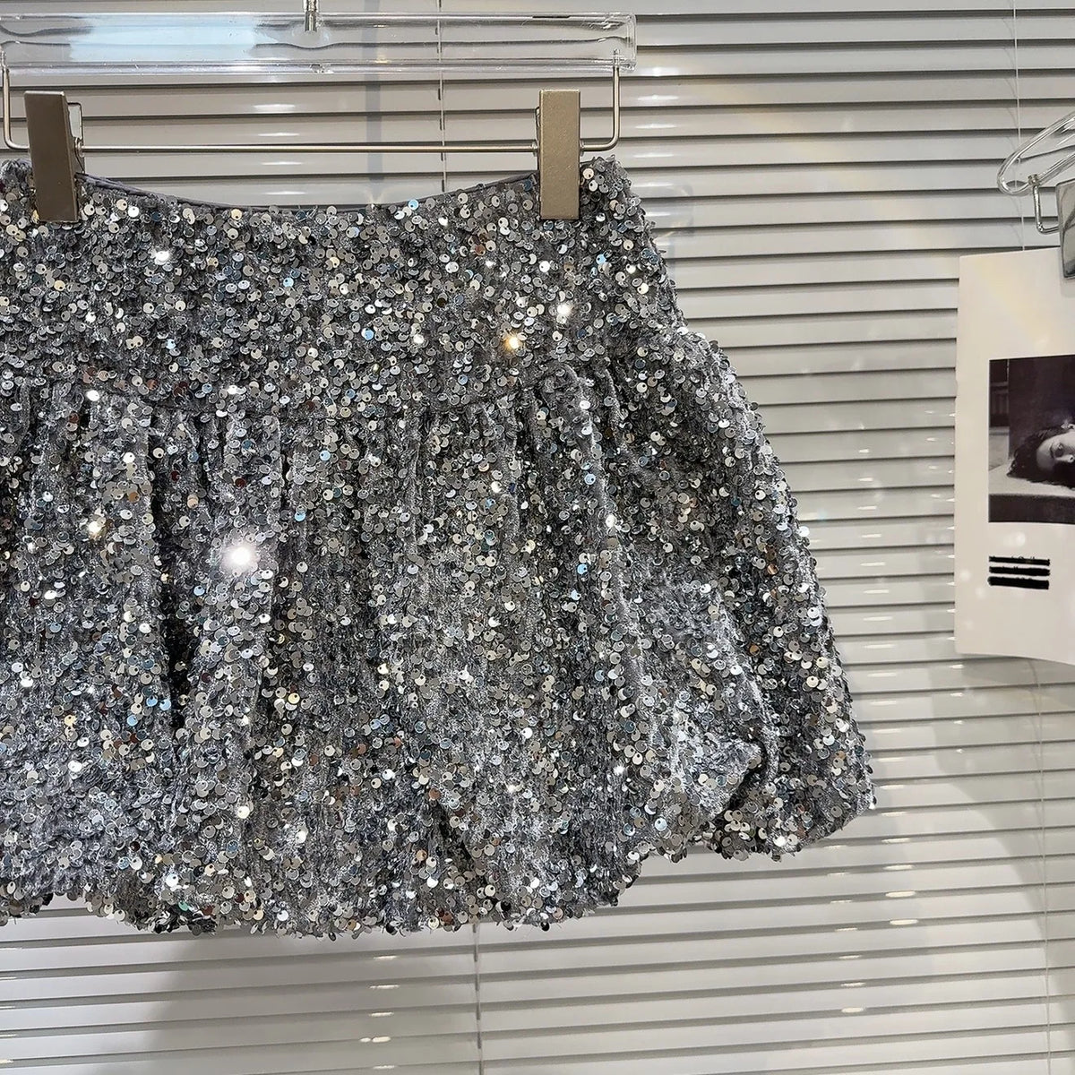 Falda corta de lentejuelas para niñas, falda corta de cintura elástica con lentejuelas brillantes y brotes de flores pesadas, primavera 2025