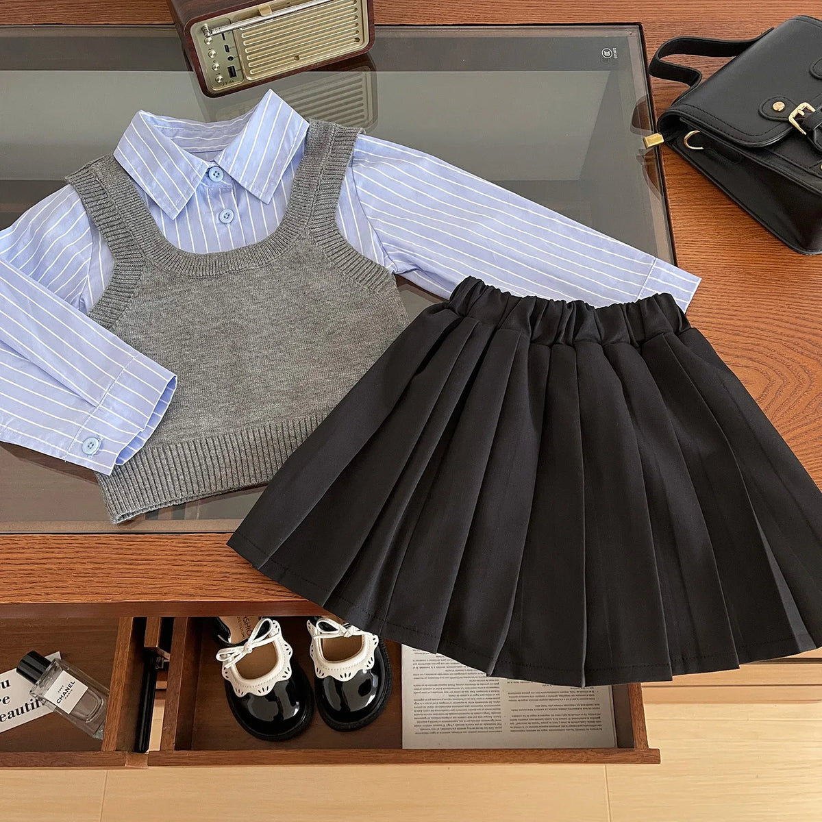 Versión coreana bebé niña primavera y otoño chaleco camisa de rayas azules Falda plisada estilo universitario conjunto de tres piezas