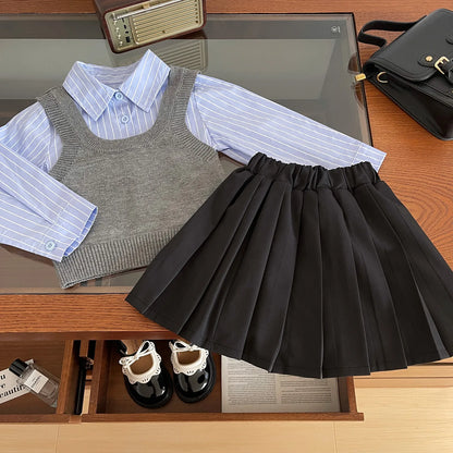 Versión coreana bebé niña primavera y otoño chaleco camisa de rayas azules Falda plisada estilo universitario conjunto de tres piezas