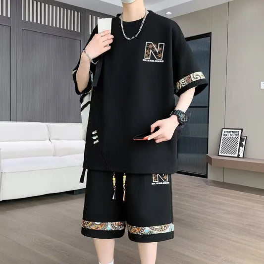 2025 nuevo traje de gran tamaño para hombres, moda coreana de venta al por menor, camiseta, pantalones cortos, conjunto de 2 piezas, Top de moda con cuello redondo, ropa de diseñador para hombres