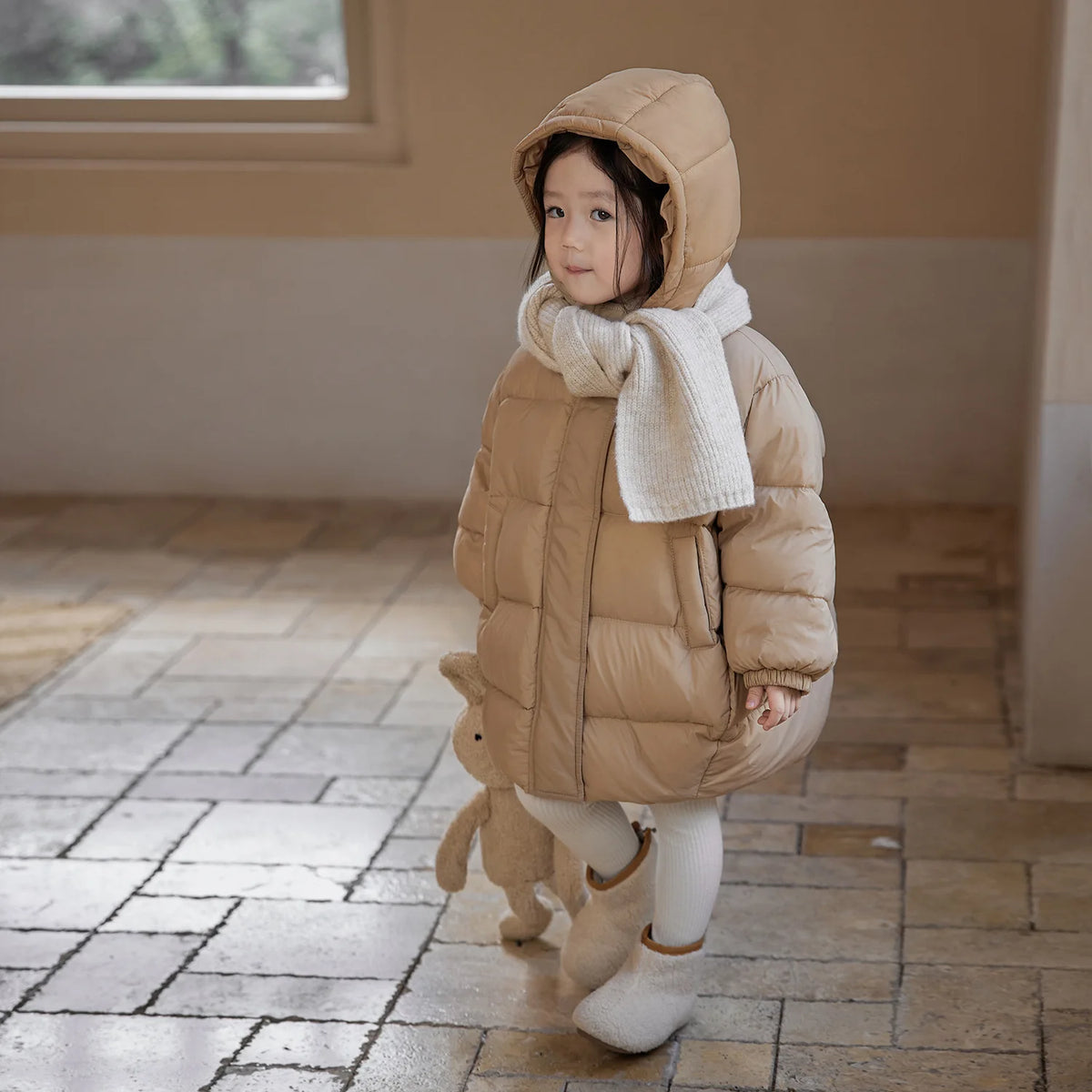 Chaqueta de algodón para bebé, nuevo estilo de invierno 2025 grueso y elegante para niña, bonito abrigo de invierno con dibujos animados para bebé femenino