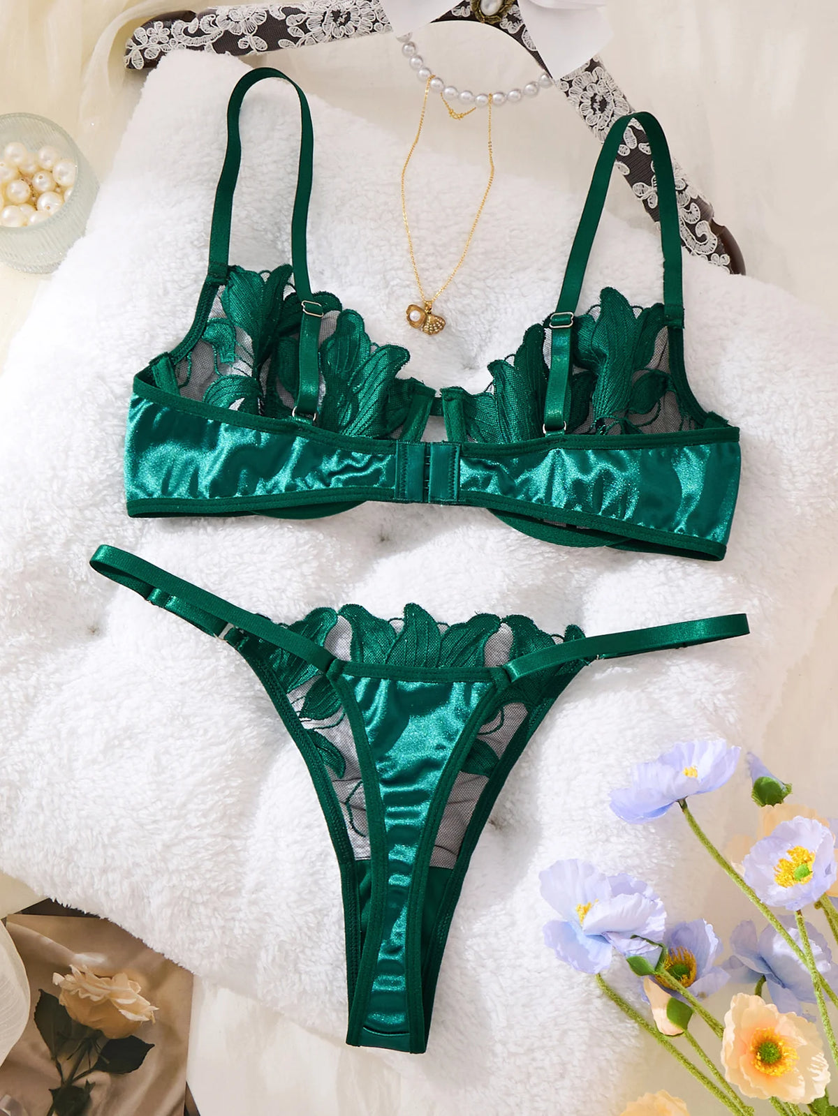 Conjunto de lencería de encaje con bordado floral estilo francés verde, sujetador sexy y suave con copas de acero, para el Día de San Valentín ZA824031