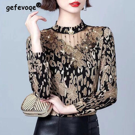 Blusa Slim Fit para Mujer – Cuello Redondo, Malla Transparente y Aplicaciones de Pedrería