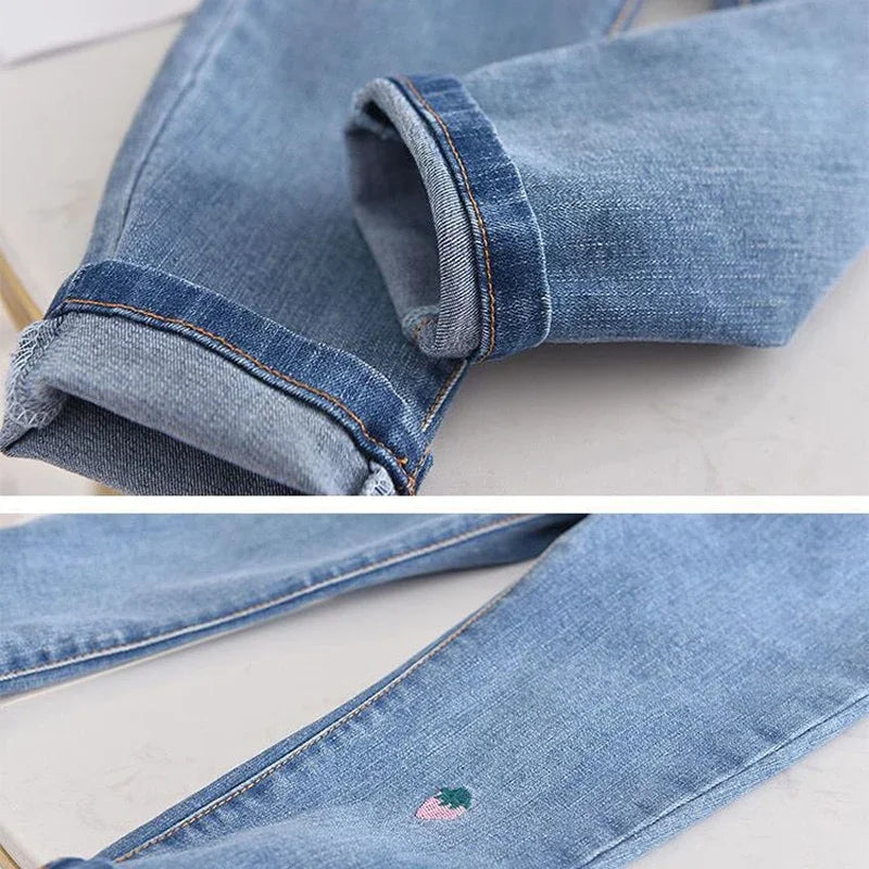 Pantalones vaqueros con bordado de fresas para niña, pantalón con bolsillos, a la moda, para primavera y otoño, 2023