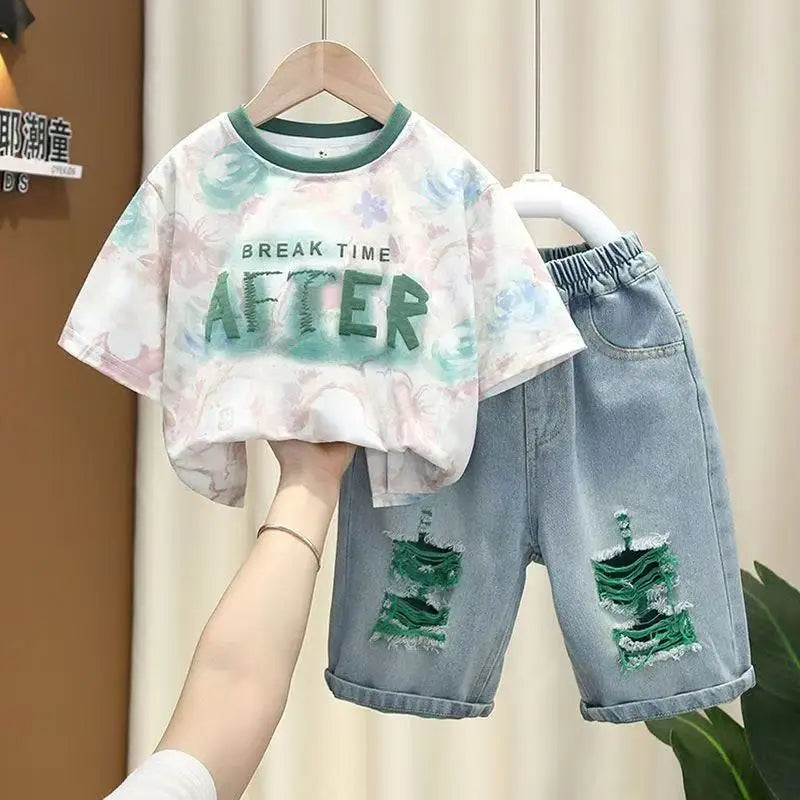 Conjunto de Verano para Niños 2026, Camiseta de Algodón con Estampado de Dibujos Animados y Letras + Pantalones Cortos de Mezclilla, Ropa Infantil